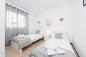 Assimetric - Only 100m To Apartment *